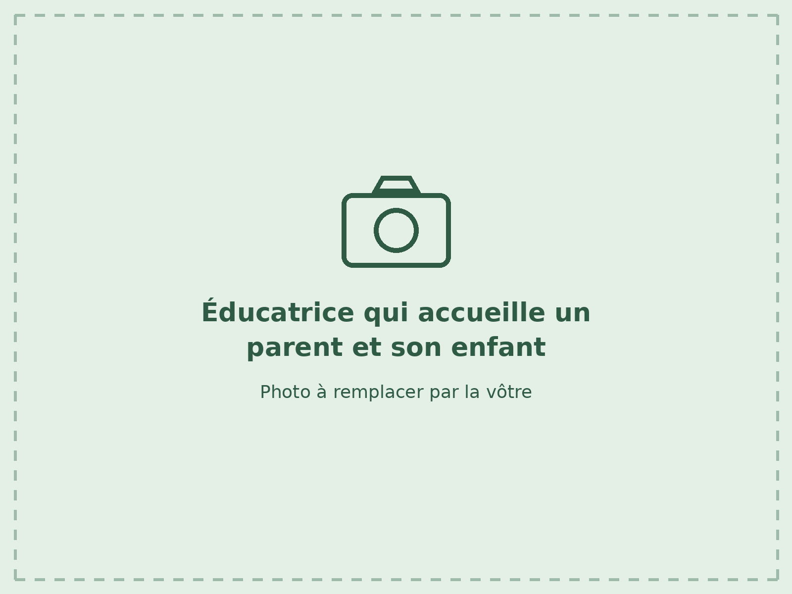 Éducatrice qui accueille un parent et son enfant