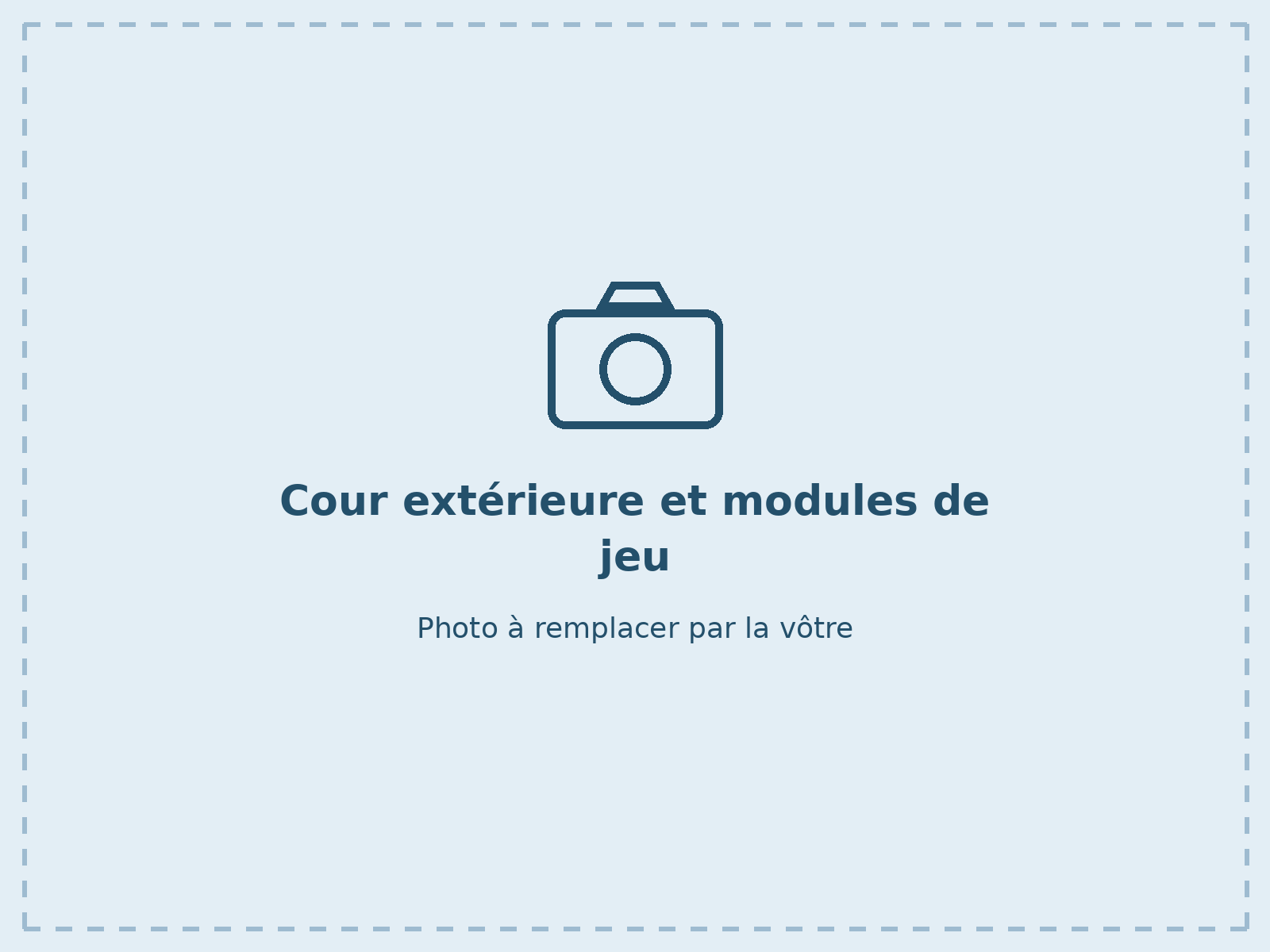 Cour extérieure et modules de jeu