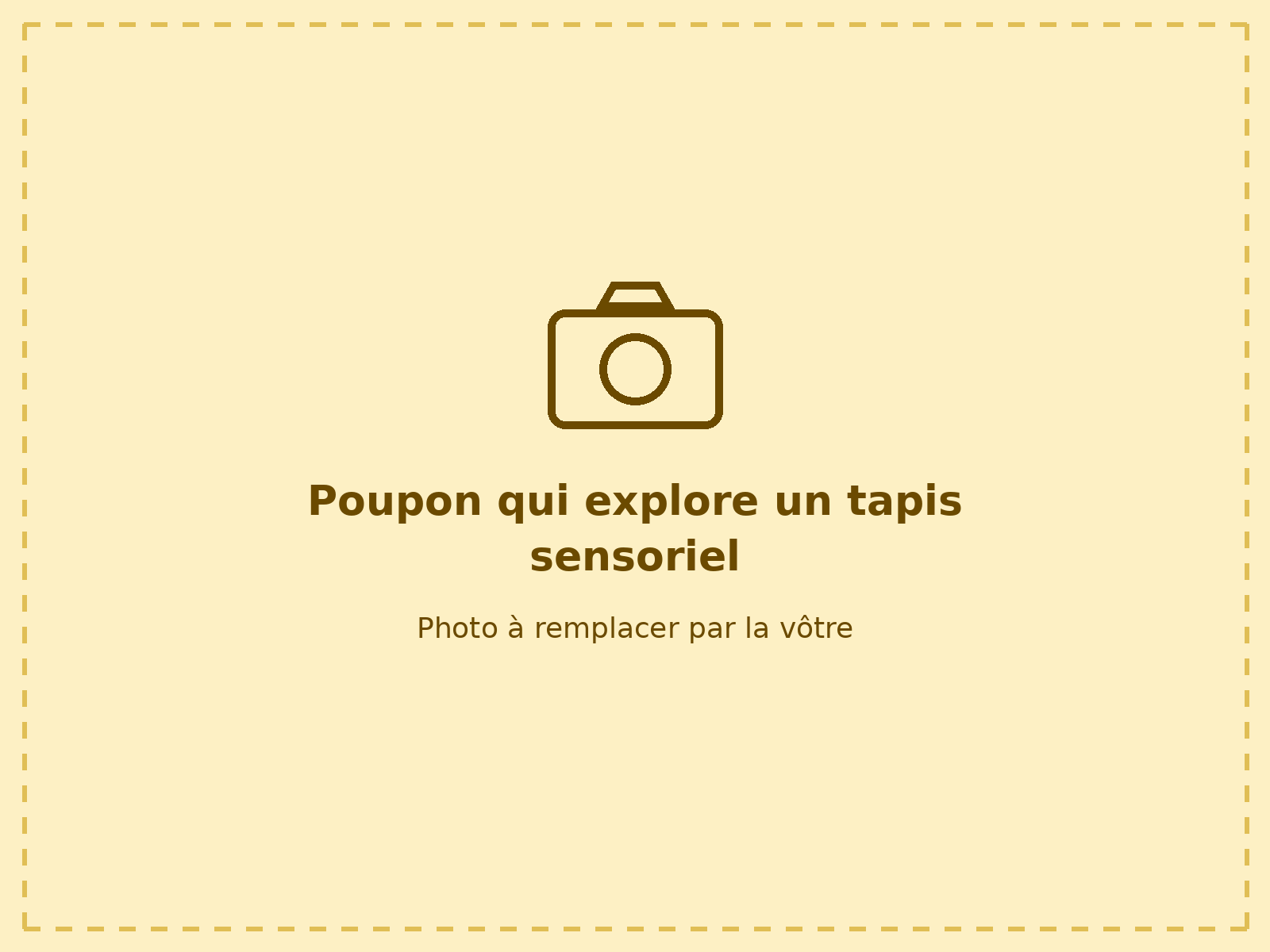 Poupon qui explore un tapis sensoriel