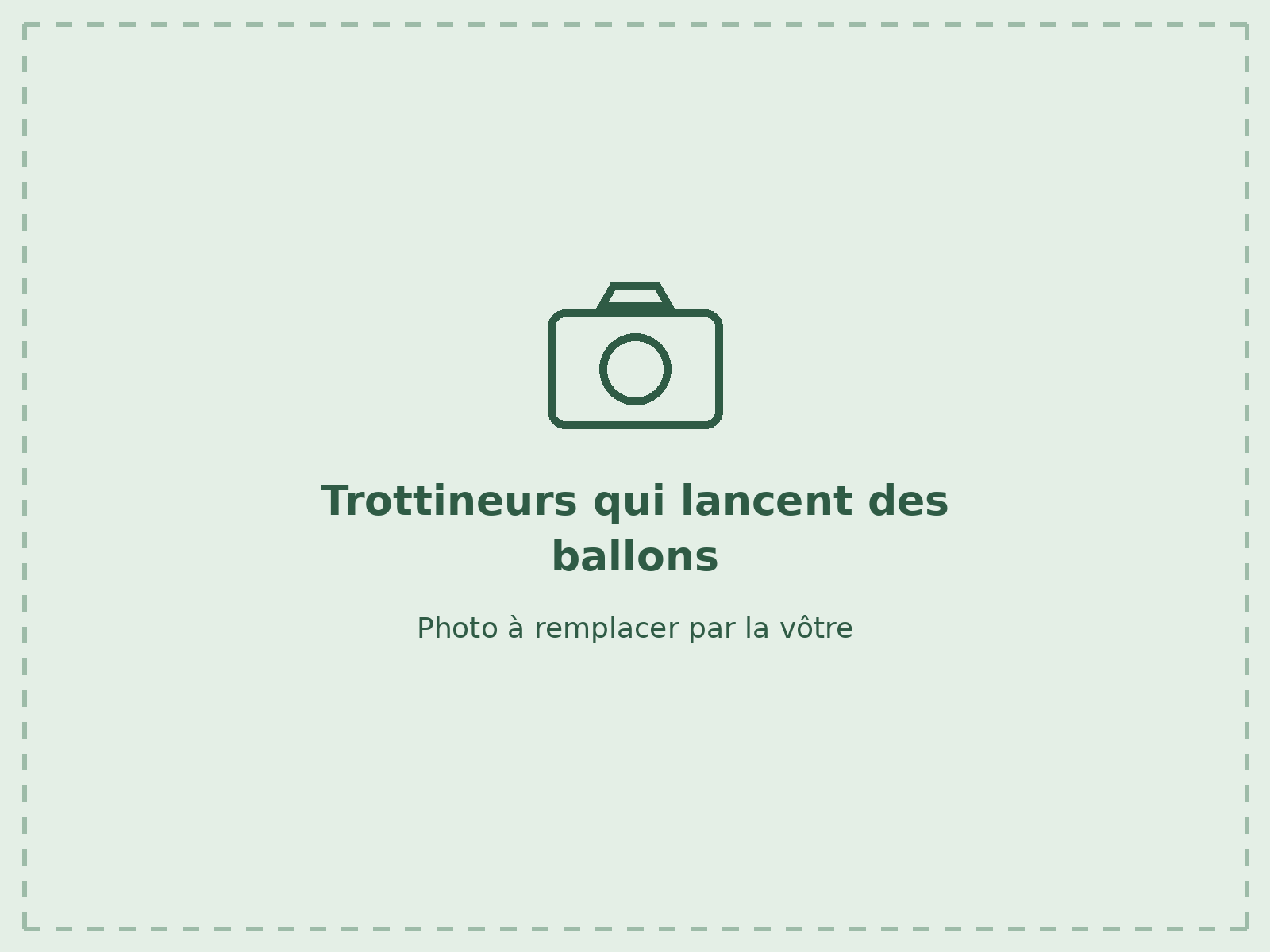 Trottineurs qui lancent des ballons